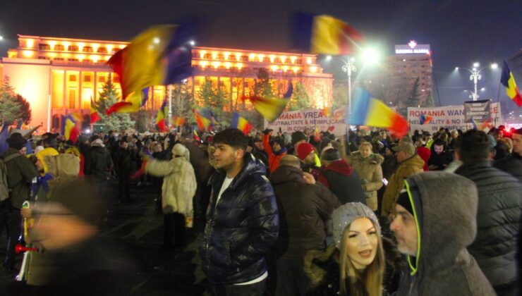 Romanya’da On Binlerce Kişi Cumhurbaşkanı Seçiminin İptal Kararını Protesto Etti