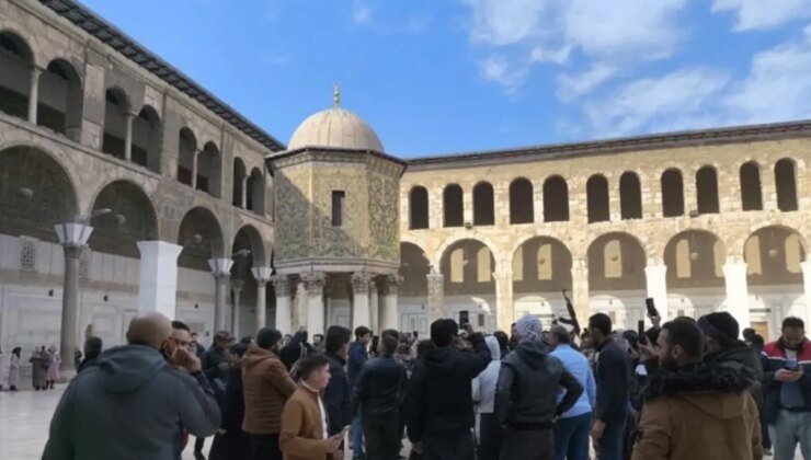 Şam Emevi Camii’nde Cuma Namazında İzdiham! 1’i Çocuk 3 Ölü, Çok Sayıda Yaralı Var